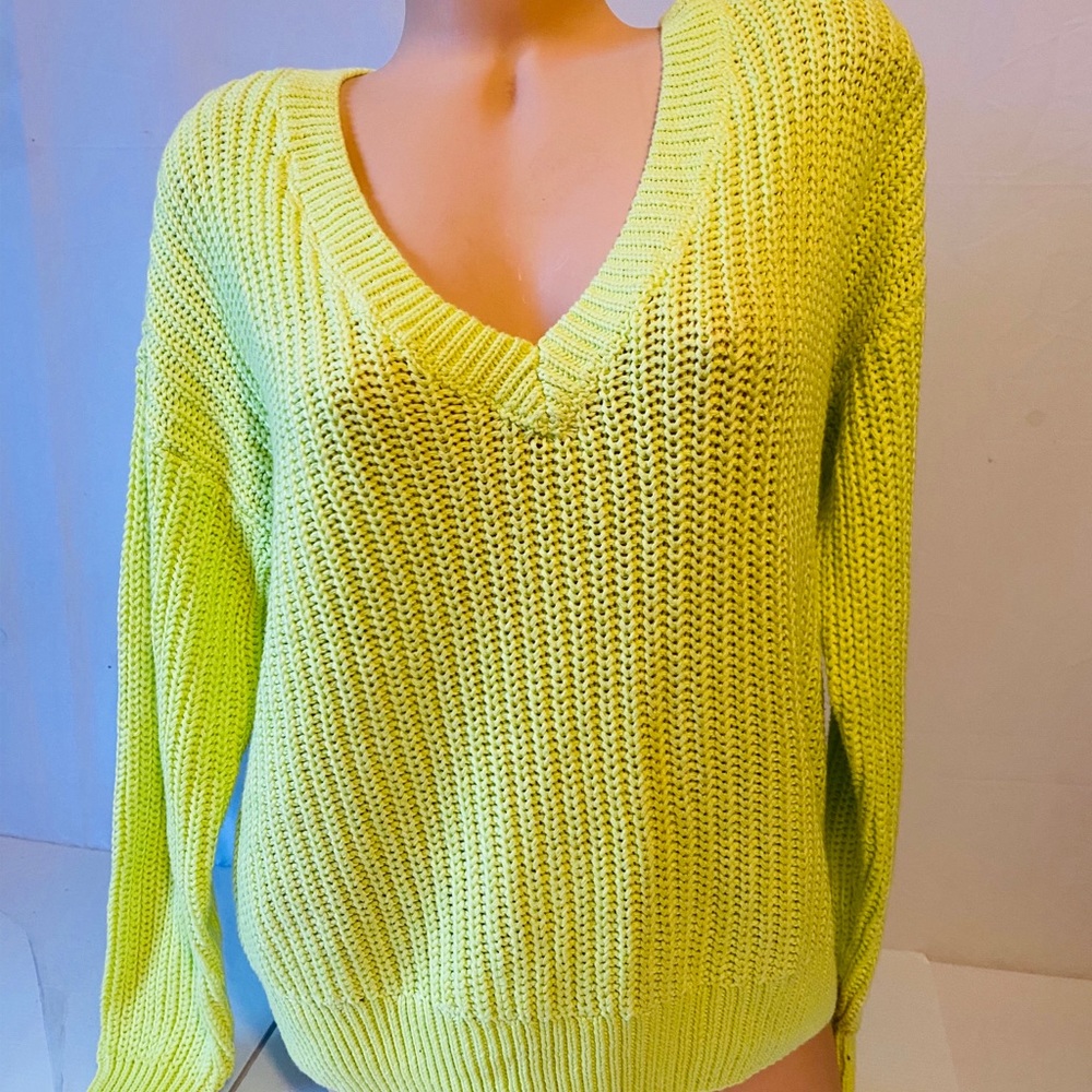 New Pink Victoria Secret Secret sweater small New with tag